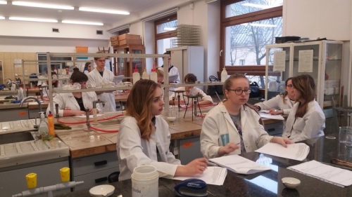 Maturzyści na zajęciach laboratoryjnych z chemii w Katowicach 2018
