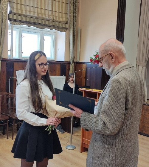 PROFESOR BOLESŁAW GINTER WRĘCZYŁ ADRIANNIE ADAMCZYK UFUNDOWANĄ PRZEZ SIEBIE 36. INDYWIDUALNĄ NAGRODĘ