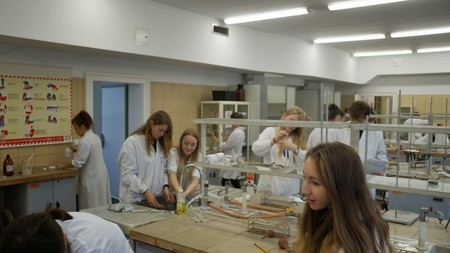 Uczniowie klas 3c i 3d na zajęciach laboratoryjnych z chemii w Katowicach