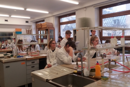 Maturzyści na zajęciach laboratoryjnych z chemii w Katowicach 2018