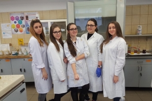 Maturzyści na zajęciach laboratoryjnych z chemii w Katowicach 2018 - zdjęcie15