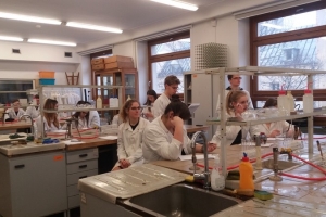 Maturzyści na zajęciach laboratoryjnych z chemii w Katowicach 2018 - zdjęcie2