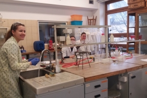 Maturzyści na zajęciach laboratoryjnych z chemii w Katowicach 2018 - zdjęcie16
