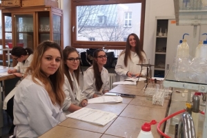 Maturzyści na zajęciach laboratoryjnych z chemii w Katowicach 2018 - zdjęcie12