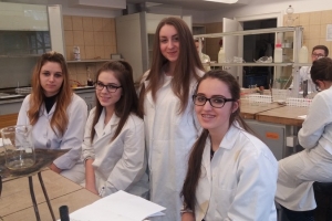 Maturzyści na zajęciach laboratoryjnych z chemii w Katowicach 2018 - zdjęcie6