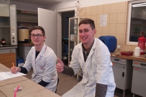 Maturzyści na zajęciach laboratoryjnych z chemii w Katowicach 2018 - zdjęcie13