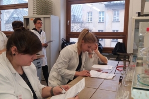 Maturzyści na zajęciach laboratoryjnych z chemii w Katowicach 2018 - zdjęcie10