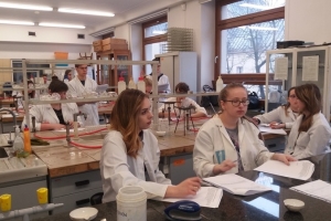 Maturzyści na zajęciach laboratoryjnych z chemii w Katowicach 2018 - zdjęcie9