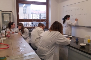 Maturzyści na zajęciach laboratoryjnych z chemii w Katowicach 2018 - zdjęcie8