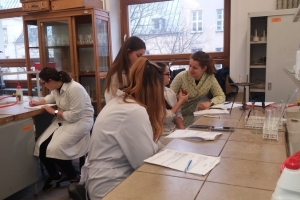 Maturzyści na zajęciach laboratoryjnych z chemii w Katowicach 2018 - zdjęcie7