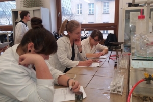 Maturzyści na zajęciach laboratoryjnych z chemii w Katowicach 2018 - zdjęcie5
