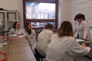 Maturzyści na zajęciach laboratoryjnych z chemii w Katowicach 2018 - zdjęcie1