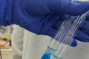 Maturzyści na zajęciach laboratoryjnych z chemii w Katowicach 2018 - zdjęcie4