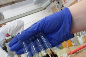 Maturzyści na zajęciach laboratoryjnych z chemii w Katowicach 2018 - zdjęcie3