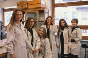Klasa 1c na zajęciach laboratoryjnych z chemii w Katowicach, 2018 - zdjęcie13
