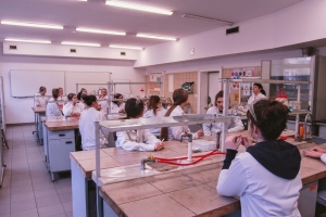 Klasa 1c na zajęciach laboratoryjnych z chemii w Katowicach, 2018 - zdjęcie12
