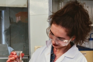 Klasa 1c na zajęciach laboratoryjnych z chemii w Katowicach, 2018 - zdjęcie8