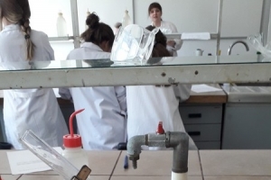 Klasa 2c na zajęciach laboratoryjnych z chemii w Katowicach, 2018 - zdjęcie6