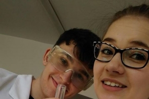 Klasa 2c na zajęciach laboratoryjnych z chemii w Katowicach, 2018 - zdjęcie5