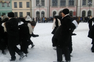 Polonez maturzystów na żywieckim rynku, 21.01.2016; kl. 3 a,b,c - zdjęcie23