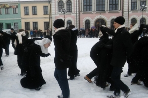 Polonez maturzystów na żywieckim rynku, 21.01.2016; kl. 3 a,b,c - zdjęcie22