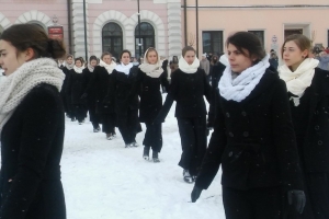 Polonez maturzystów na żywieckim rynku, 21.01.2016; kl. 3 a,b,c - zdjęcie19