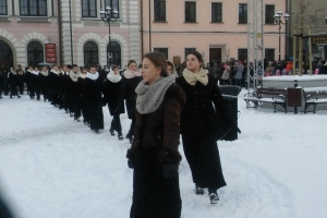 Polonez maturzystów na żywieckim rynku, 21.01.2016; kl. 3 a,b,c - zdjęcie10