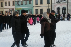 Polonez maturzystów na żywieckim rynku, 21.01.2016; kl. 3 a,b,c - zdjęcie6