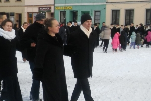 Polonez maturzystów na żywieckim rynku, 21.01.2016; kl. 3 a,b,c - zdjęcie5