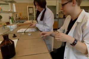 Klasa 2c na zajęciach laboratoryjnych z chemii w Katowicach, 22.04.2016 - zdjęcie36