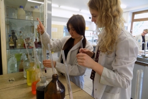 Klasa 2c na zajęciach laboratoryjnych z chemii w Katowicach, 22.04.2016 - zdjęcie34