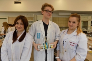 Klasa 2c na zajęciach laboratoryjnych z chemii w Katowicach, 22.04.2016 - zdjęcie30