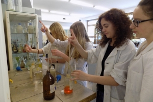 Klasa 2c na zajęciach laboratoryjnych z chemii w Katowicach, 22.04.2016 - zdjęcie18