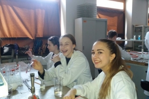 Klasa 1d na zajęciach laboratoryjnych z chemii w Katowicach, 31.03.2017 - zdjęcie21