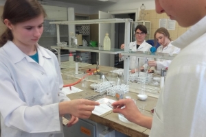 Klasa 1c na zajęciach laboratoryjnych z chemii w Katowicach, 07.04.2017 - zdjęcie28