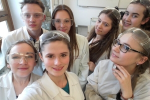 Klasa 1c na zajęciach laboratoryjnych z chemii w Katowicach, 07.04.2017 - zdjęcie20