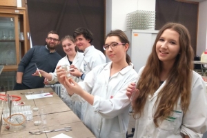 Klasa 1c na zajęciach laboratoryjnych z chemii w Katowicach, 07.04.2017 - zdjęcie17