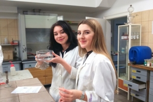 Klasa 1c na zajęciach laboratoryjnych z chemii w Katowicach, 07.04.2017 - zdjęcie9