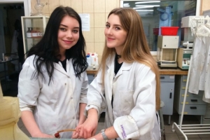 Klasa 1c na zajęciach laboratoryjnych z chemii w Katowicach, 07.04.2017 - zdjęcie8