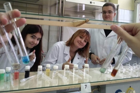 Uczniowie klas maturalnych o profilu biologiczno-chemicznym na zajęciach w Instytucie Chemii UŚ