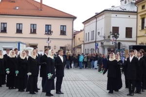 Polonez maturzystów na żywieckim rynku – inauguracja Roku Kopernikańskiego - zdjęcie25