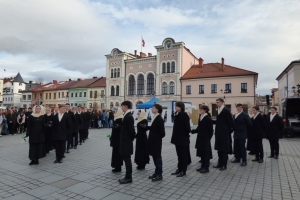 Polonez maturzystów na żywieckim rynku – inauguracja Roku Kopernikańskiego - zdjęcie24