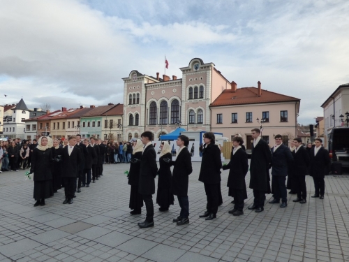 Polonez maturzystów na żywieckim rynku – inauguracja Roku Kopernikańskiego