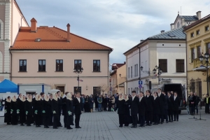 Polonez maturzystów na żywieckim rynku – inauguracja Roku Kopernikańskiego - zdjęcie19