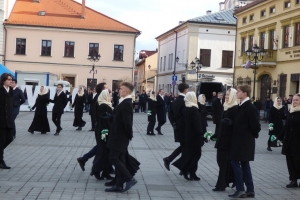 Polonez maturzystów na żywieckim rynku – inauguracja Roku Kopernikańskiego - zdjęcie17