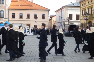 Polonez maturzystów na żywieckim rynku – inauguracja Roku Kopernikańskiego - zdjęcie13