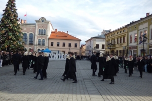 Polonez maturzystów na żywieckim rynku – inauguracja Roku Kopernikańskiego - zdjęcie7