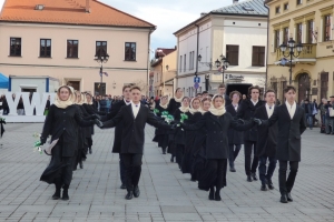 Polonez maturzystów na żywieckim rynku – inauguracja Roku Kopernikańskiego - zdjęcie18