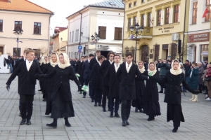 Polonez maturzystów na żywieckim rynku – inauguracja Roku Kopernikańskiego - zdjęcie16