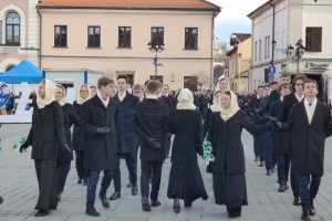 Polonez maturzystów na żywieckim rynku – inauguracja Roku Kopernikańskiego - zdjęcie15